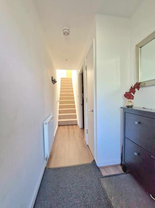 Explore London: 2 Bedroom House In Wood Green מראה חיצוני תמונה