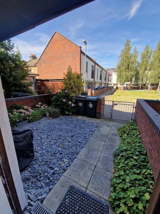 Explore London: 2 Bedroom House In Wood Green מראה חיצוני תמונה