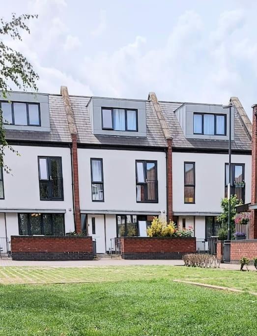 Explore London: 2 Bedroom House In Wood Green מראה חיצוני תמונה