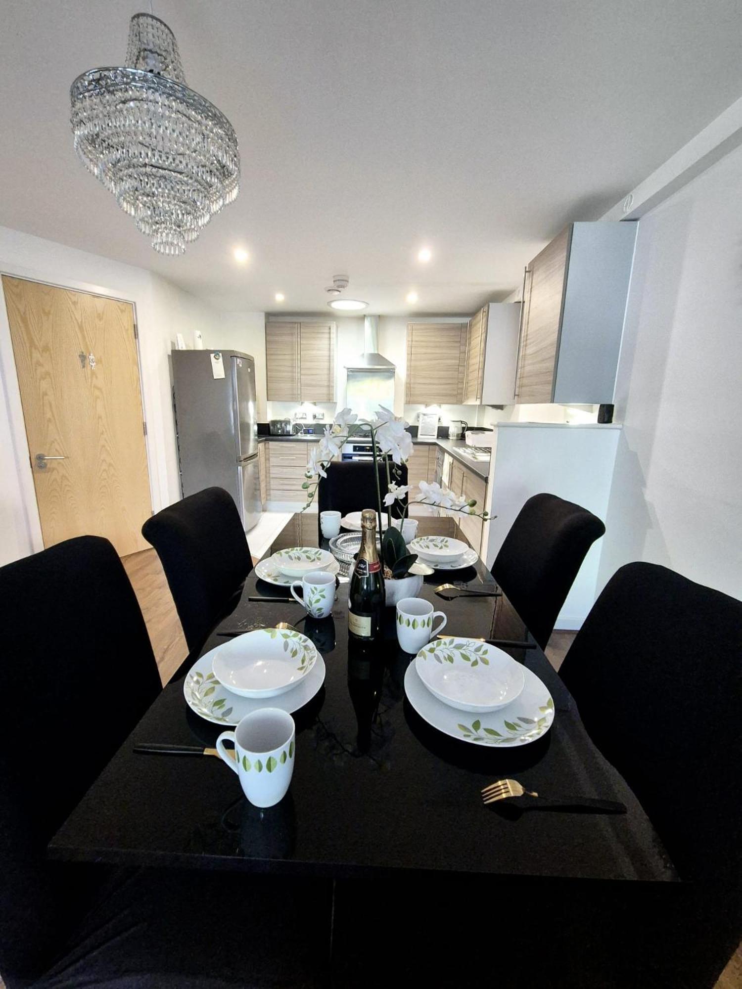 Explore London: 2 Bedroom House In Wood Green מראה חיצוני תמונה