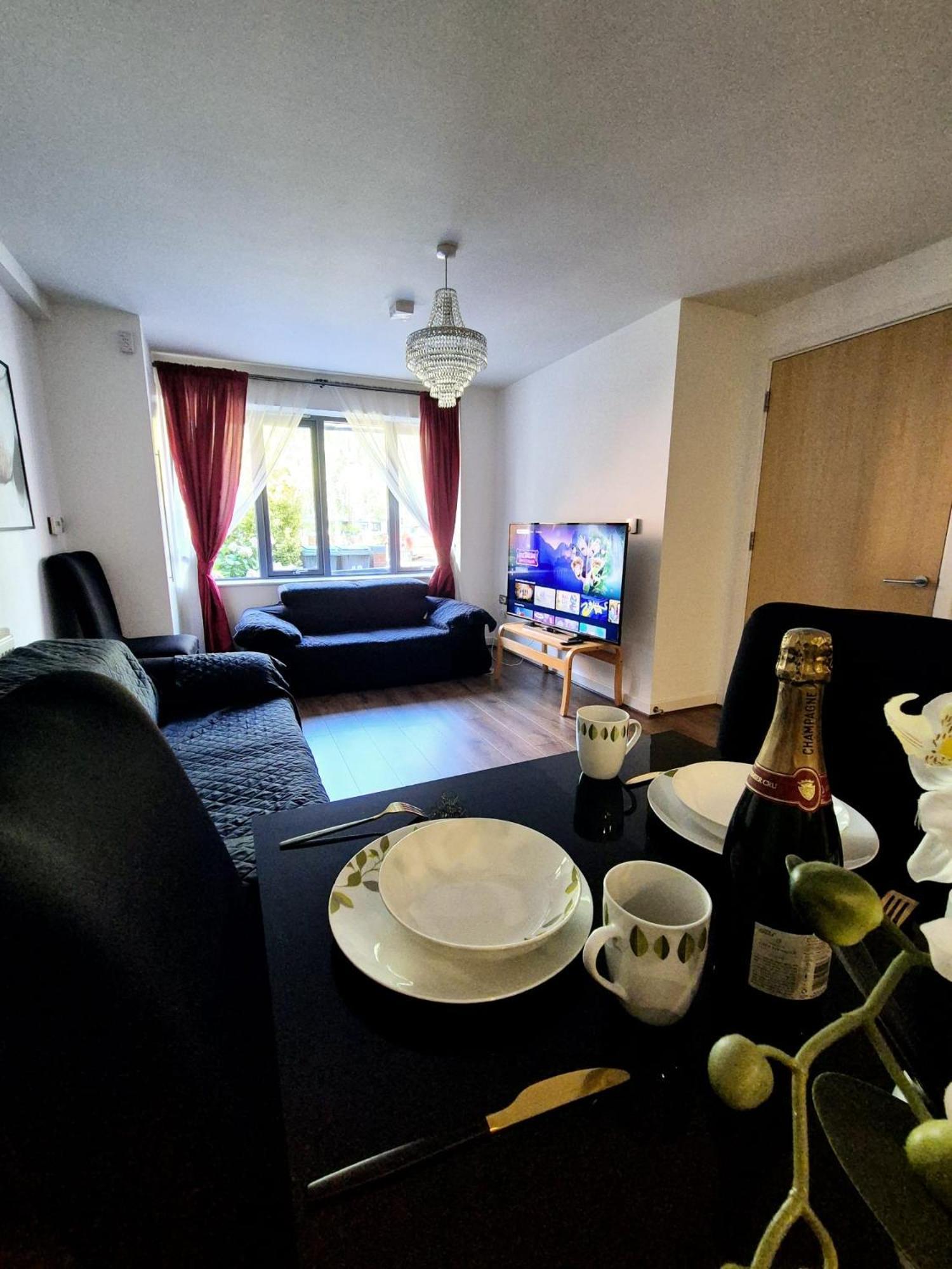Explore London: 2 Bedroom House In Wood Green מראה חיצוני תמונה
