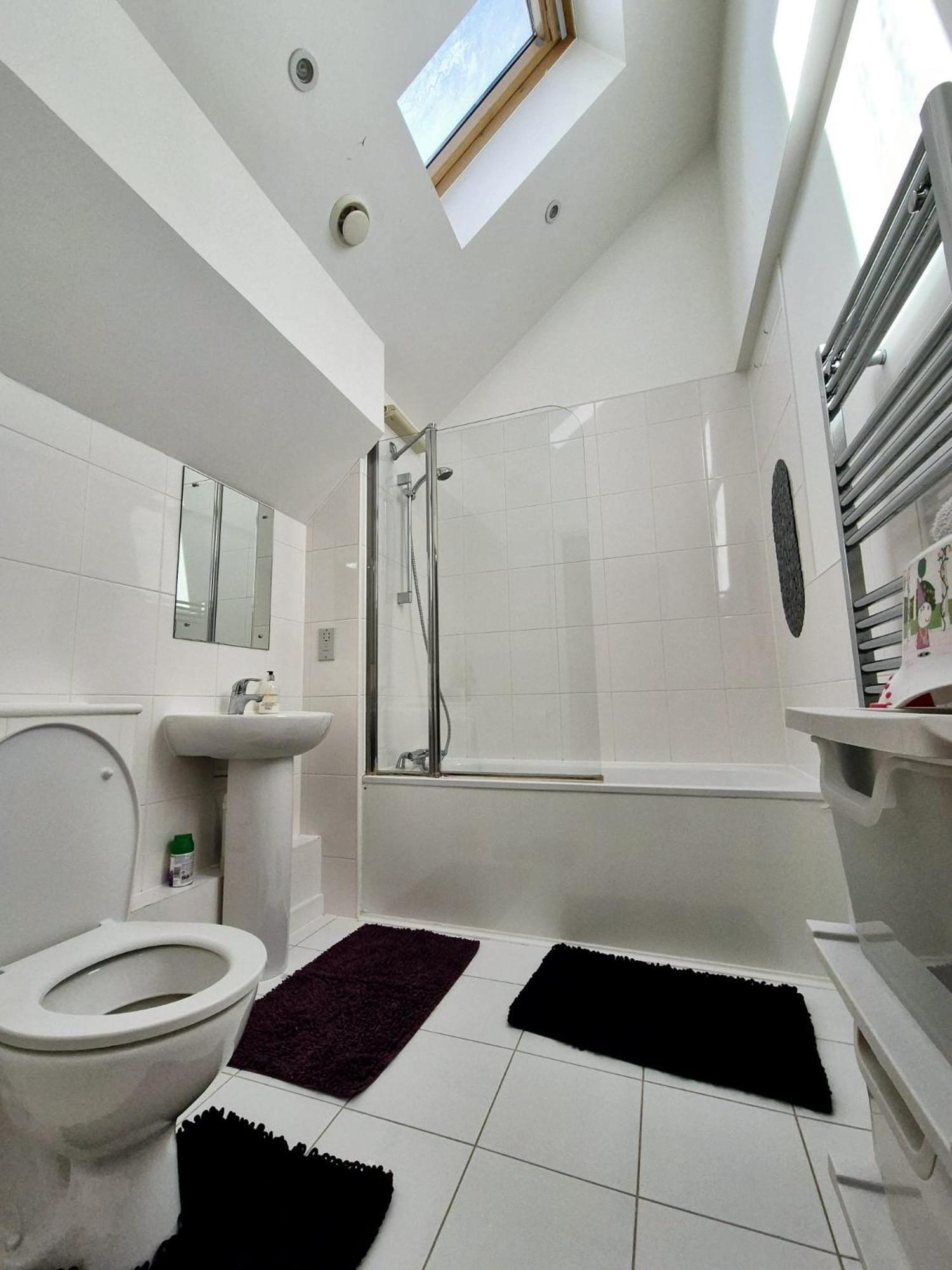 Explore London: 2 Bedroom House In Wood Green מראה חיצוני תמונה