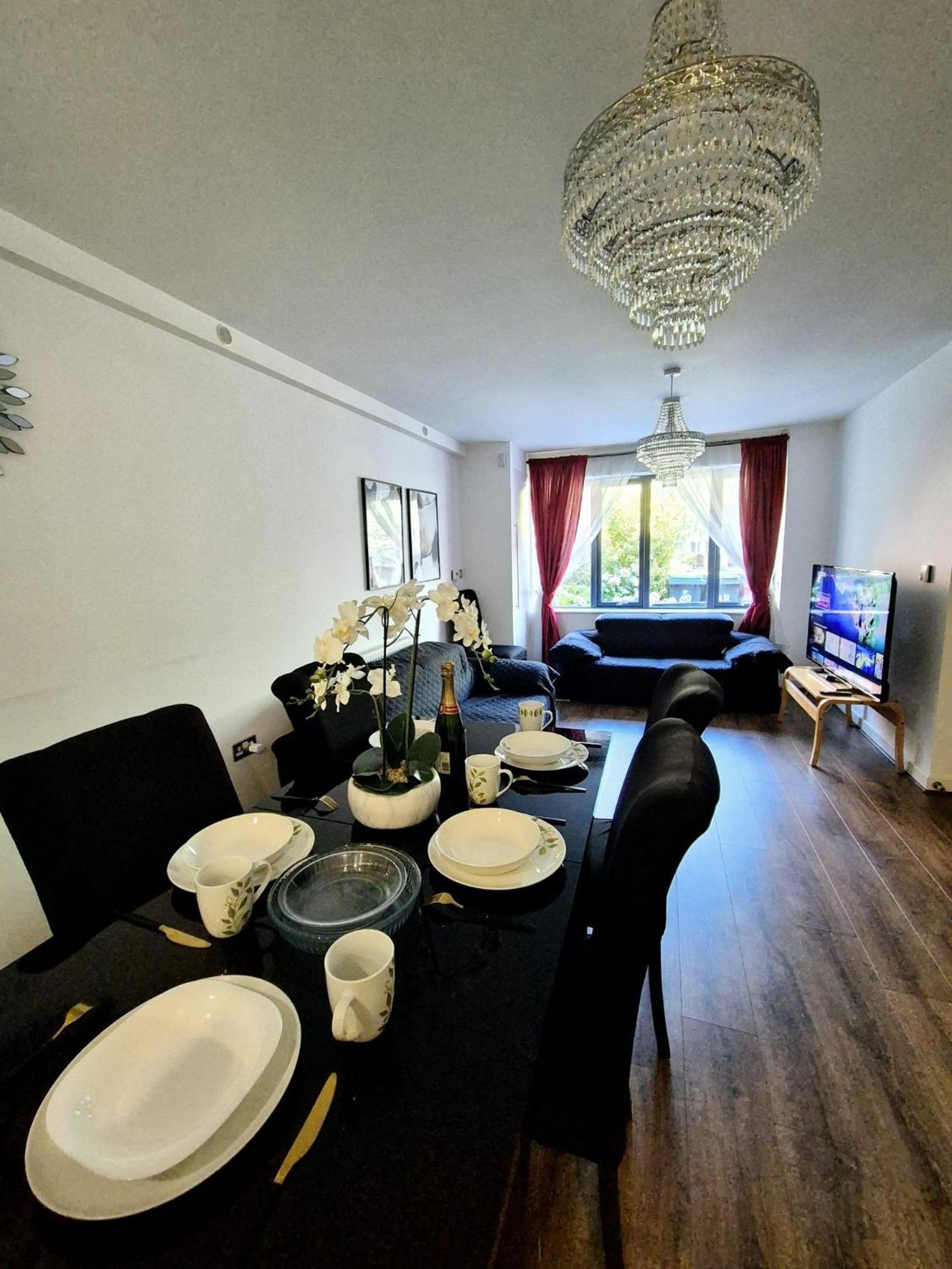 Explore London: 2 Bedroom House In Wood Green מראה חיצוני תמונה